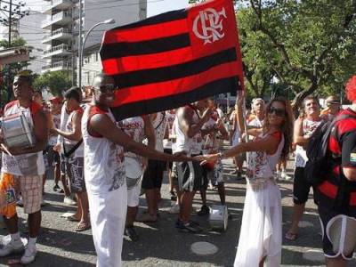 Casal de mestre-sala e porta-bandeira da Mangueira na festa da Urubuzada